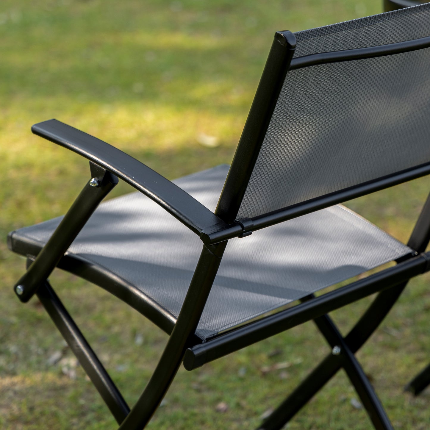 Folding balcony set with table and 2 chairs, made of black and grey metal mesh, suitable for gardens and terraces