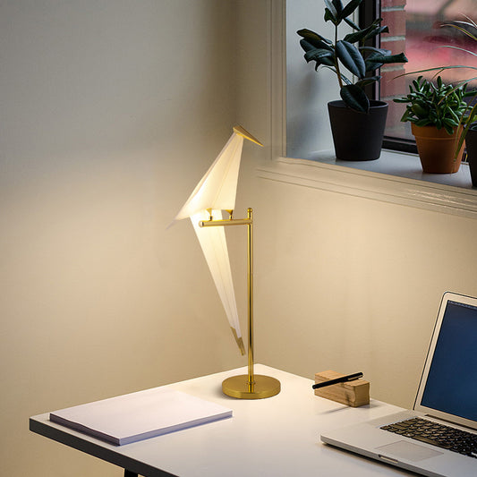 (Q)Nordic Creative Paper Crane LED Desk Lamp,Modern Art Origami Bird LED Floor Lamp,Suitable for Living Rooms,Bedrooms,and Offices